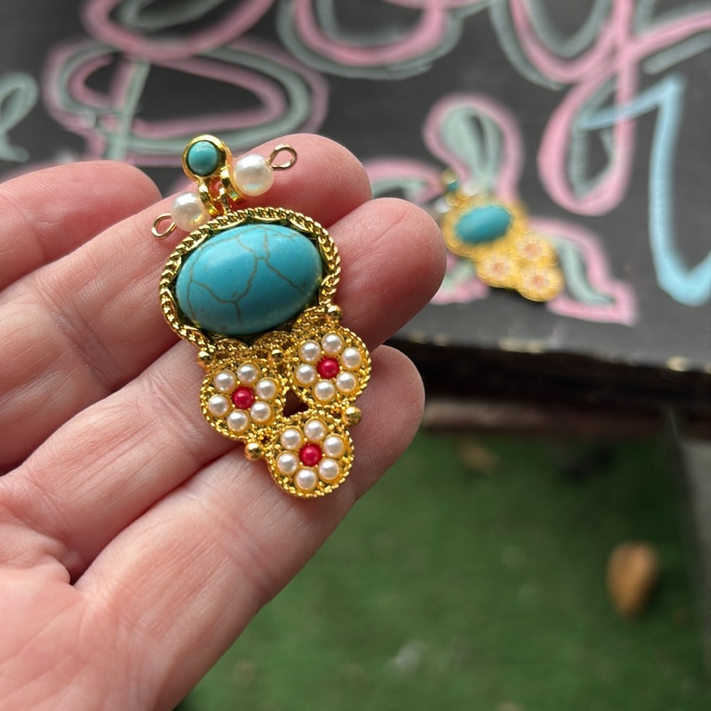 Elegant Gold and Turquoise Earrings NWT - Picture 2 of 3